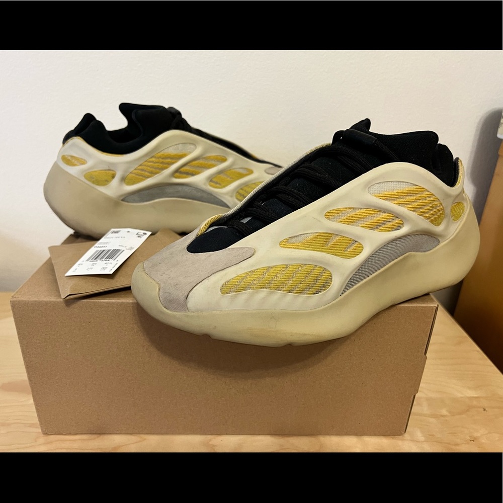 Adidas Yeezy 700 v3 Safflower Size 9